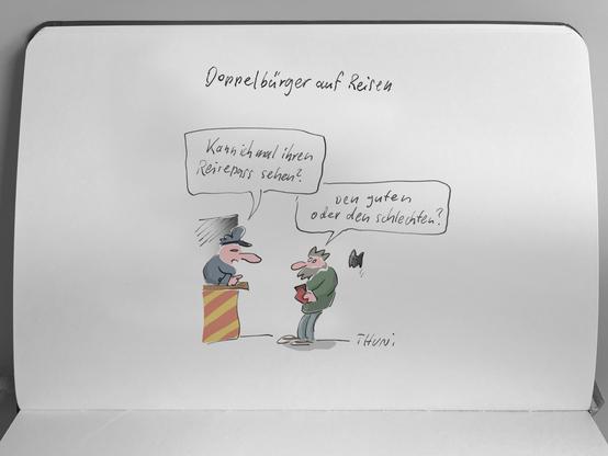 Thuni-Comic: Thuni am Zoll. Der Zollheini will den Reisepass sehen. Doppelbürger Thuni fragt: den guten oder den schlechten?