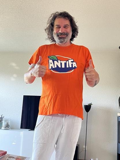 Dieser Thunfischer wieder voll ungekämmt aber gekleidet in sein nagelneues Antifanta-Shirt. Orange ist meine Farbe.